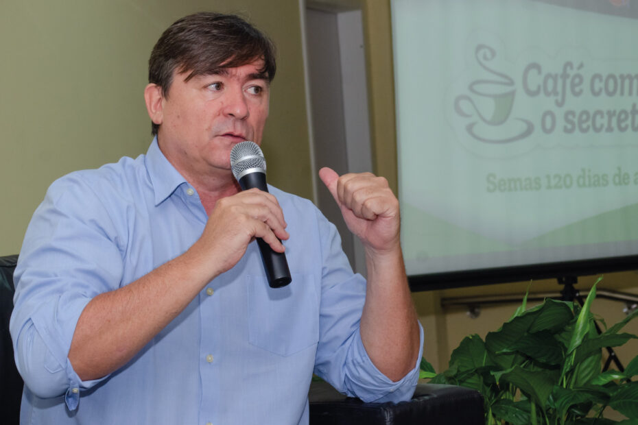 José Bertotti falando no evento "Café com o Secretário"